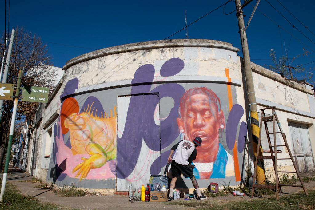 Artistas de todo el pa&iacute;s pintan murales urbanos en las calles de San Lorenzo
