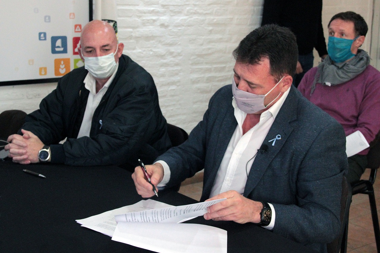 Raimundo firm&oacute; el convenio para la construcci&oacute;n de cloacas en barrio Bouchard