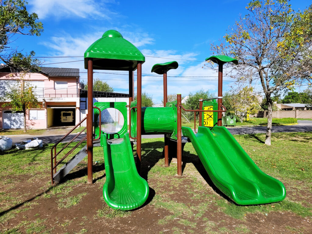 Instalaron nuevos juegos y equipos de gimnasia en diferentes plazas de San Lorenzo