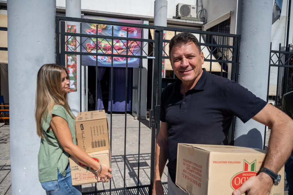 Raimundo entregó productos de la canasta navideña a hogares de adultos mayores