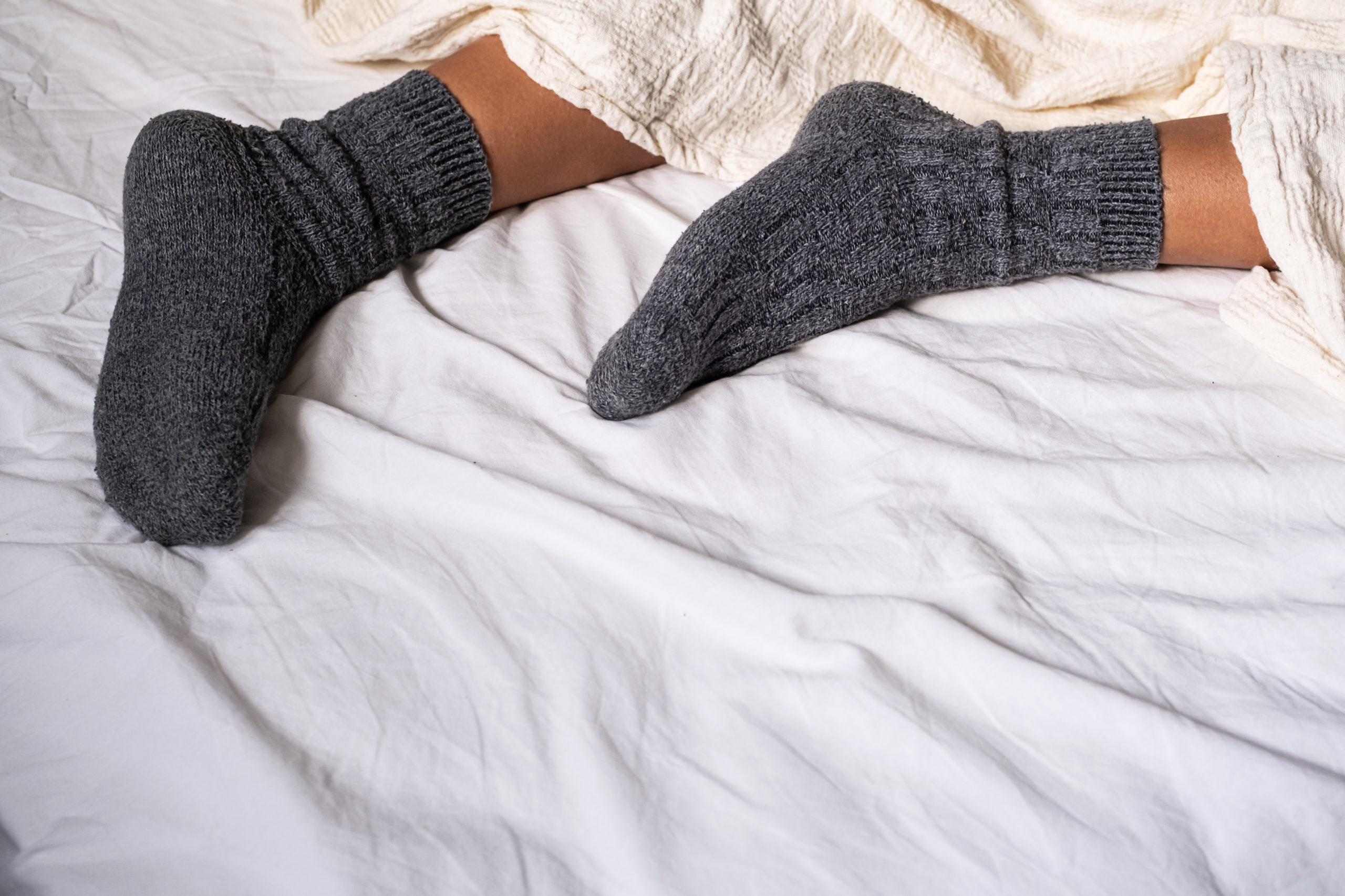 ¿Dormir con medias mejora el descanso?