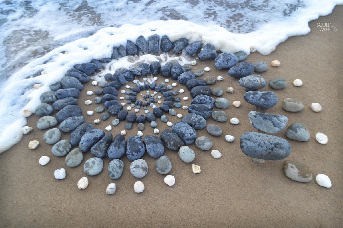202409 Jon Foreman artista creador de Sculpt the World, Esculpe el mundo, proyecto en el que refleja varios estilos de Land Art. Rocas en la Playa